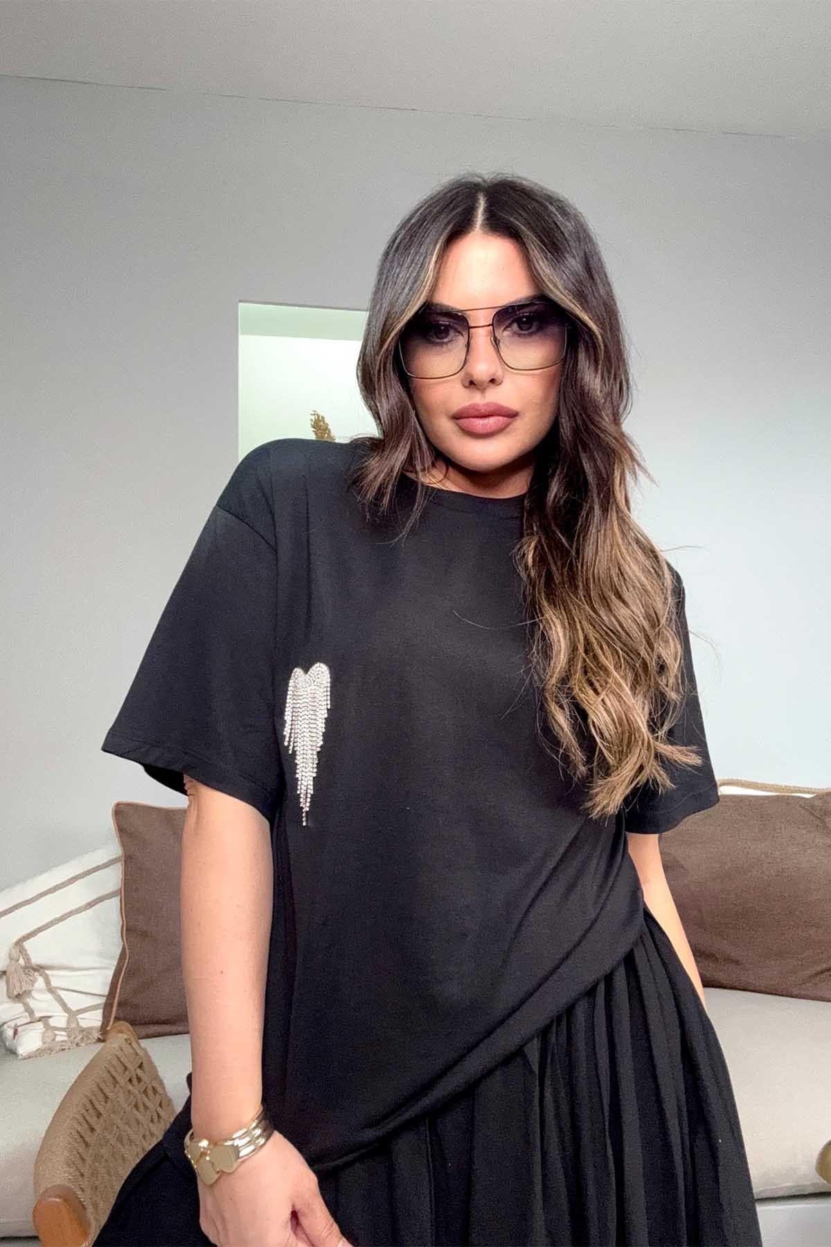 Sallantılı Taşlı Kalp Detay Tshirt Siyah