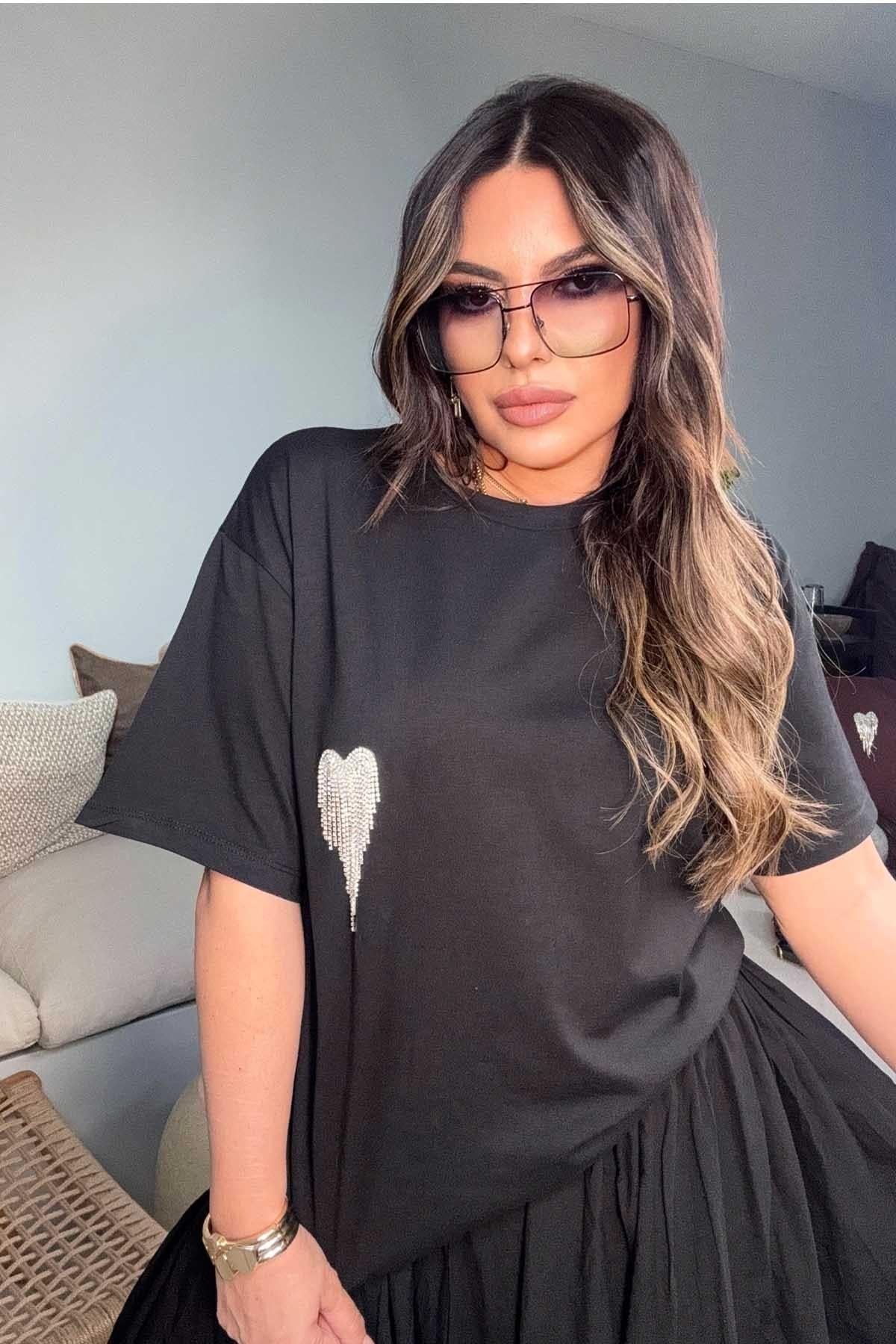 Sallantılı Taşlı Kalp Detay Tshirt Siyah