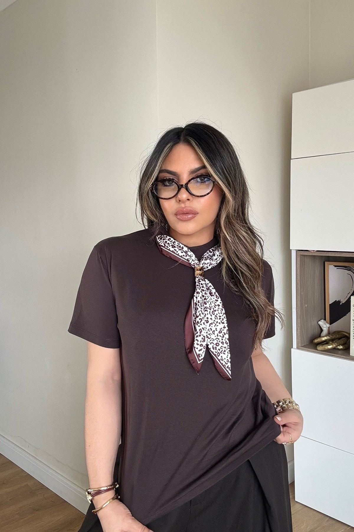 Saten Fularlı Tshirt Kahve