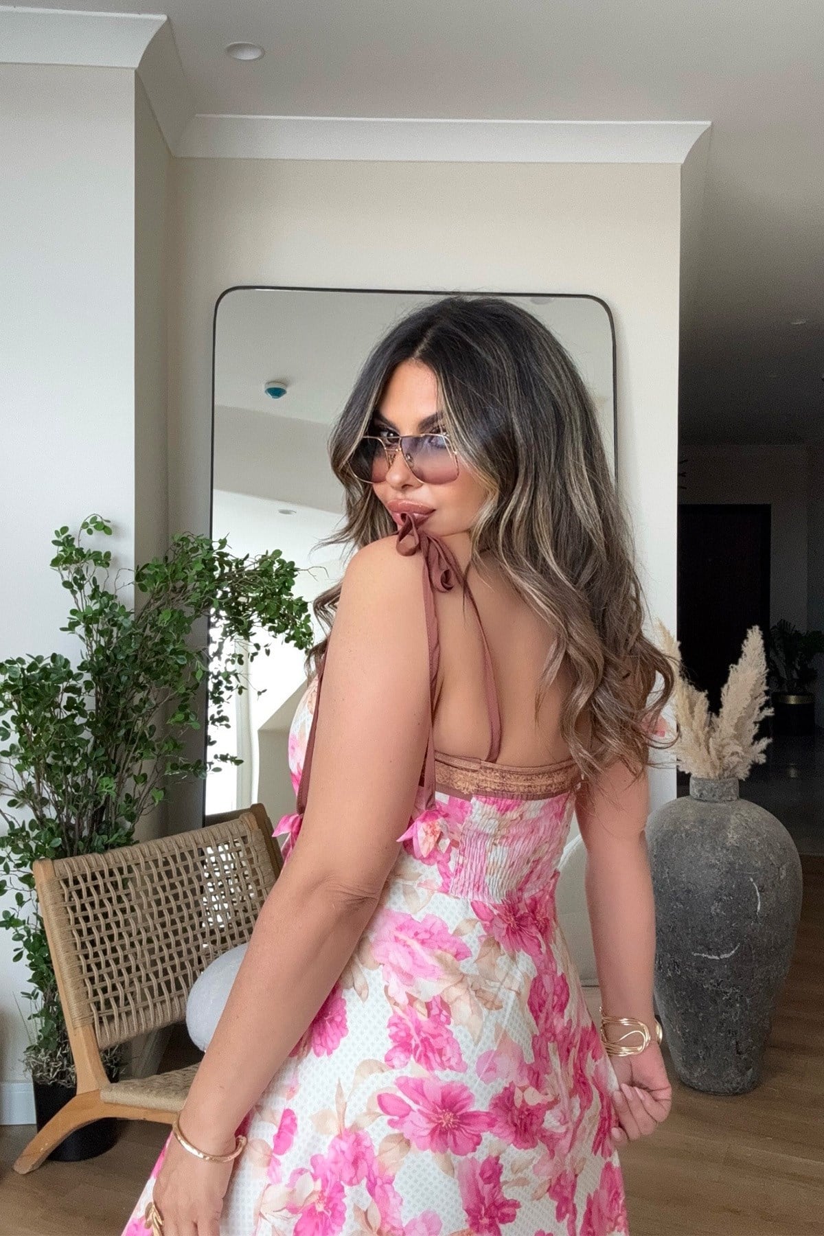 Su Yolu Detaylı Askılı Çiçekli Elbise pembe kahve