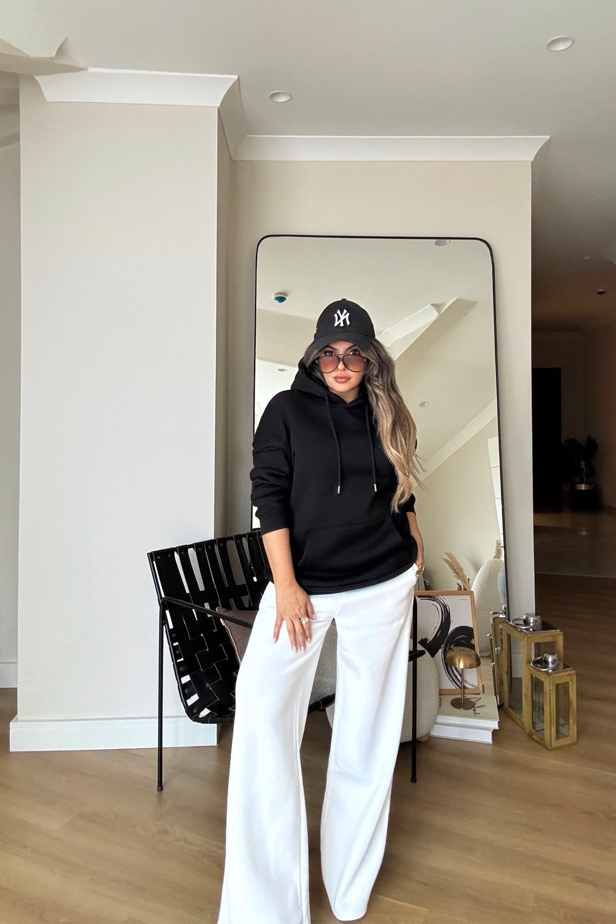 Taşlı Kanat İşlemeli Kapüşonlu Sweat Siyah
