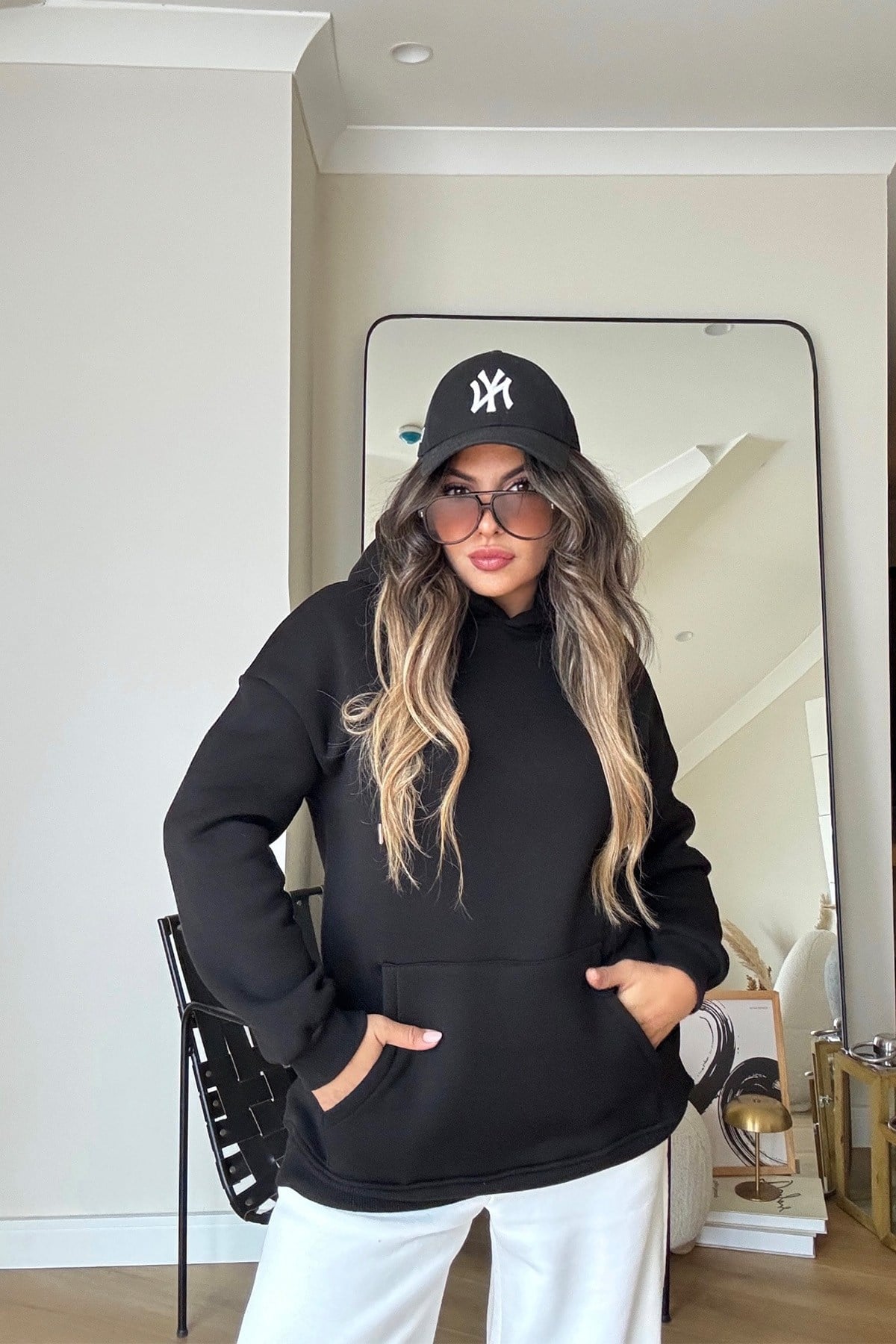 Taşlı Kanat İşlemeli Kapüşonlu Sweat Siyah