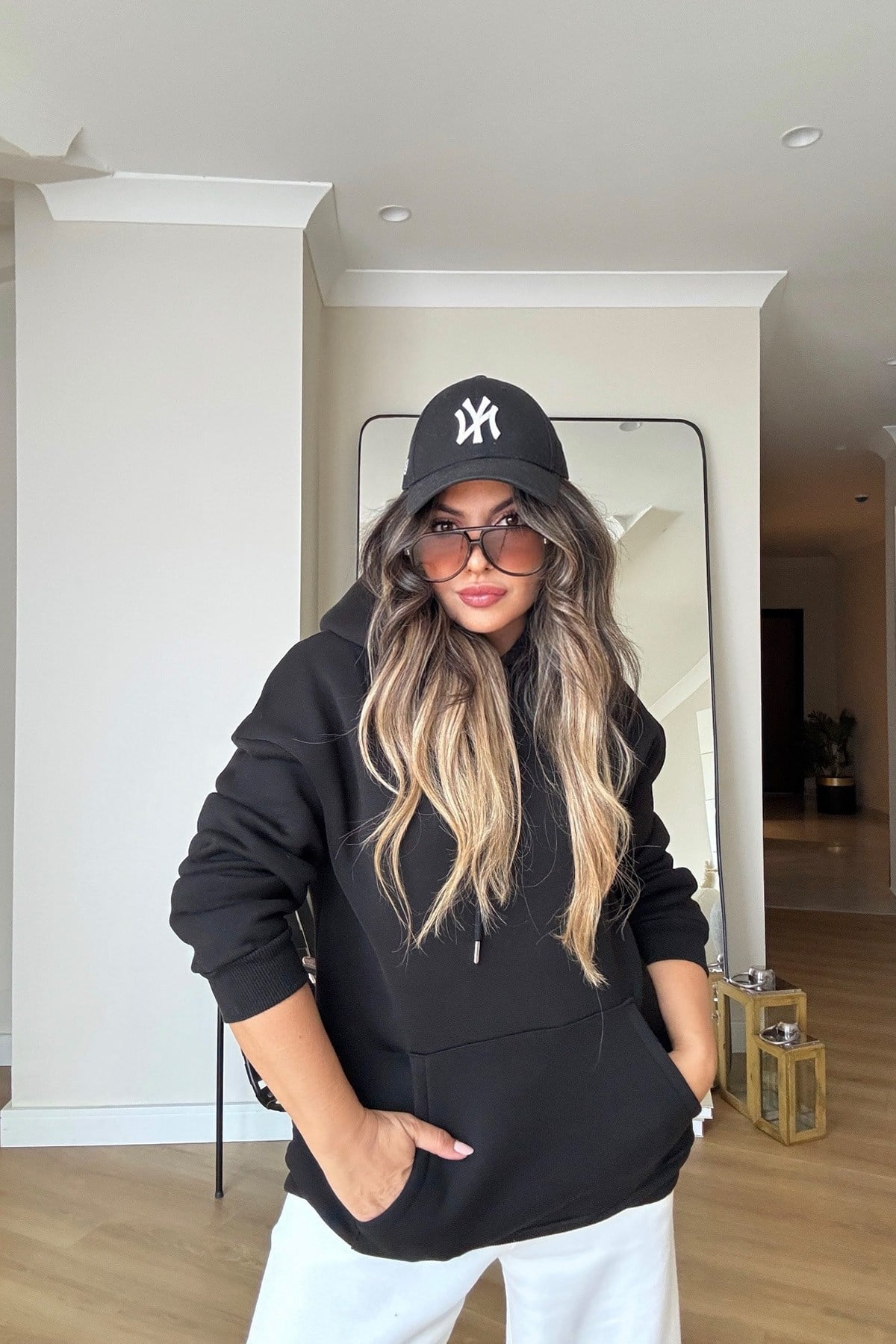 Taşlı Kanat İşlemeli Kapüşonlu Sweat Siyah