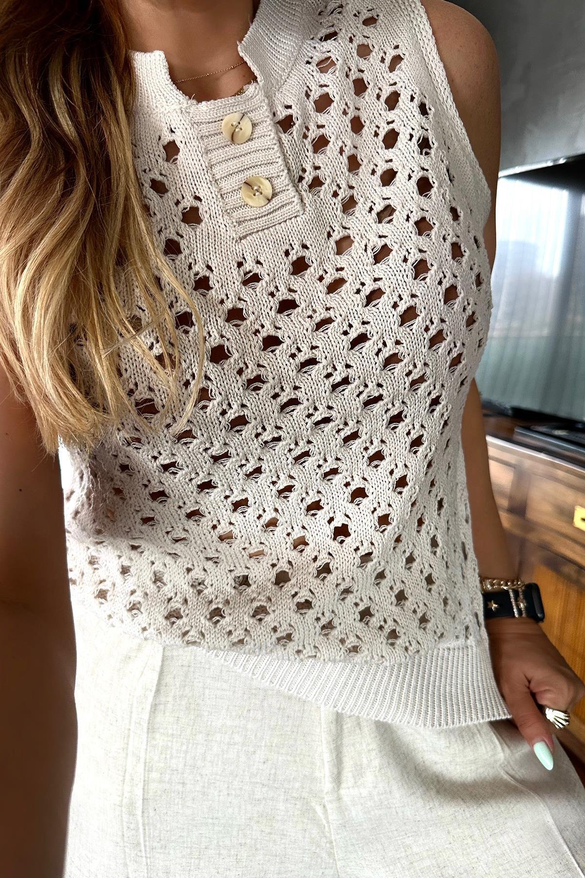 Yaka Düğmeli Delikli Kolsuz Triko Taş