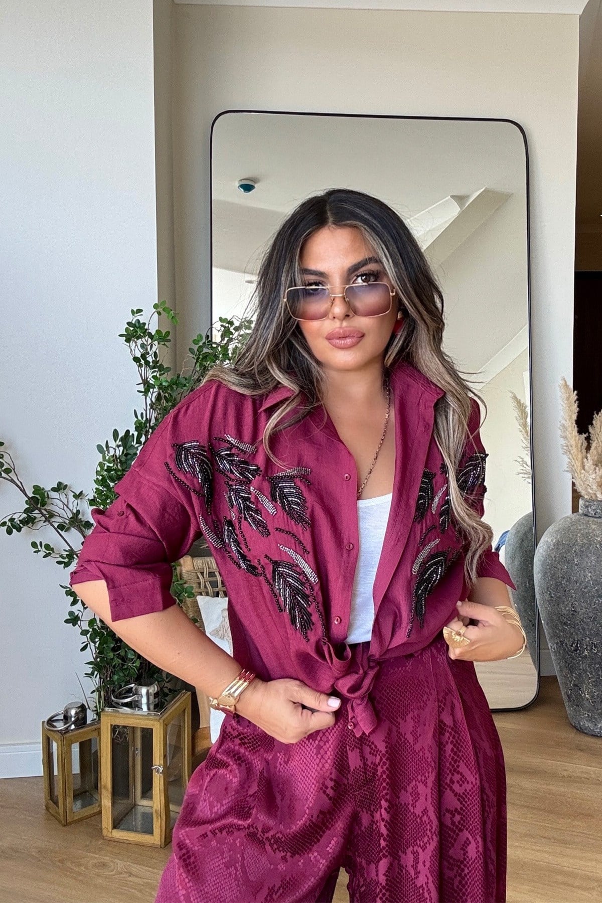 Yaprak Desen İşlemeli Boncuklu Gömlek Vişne