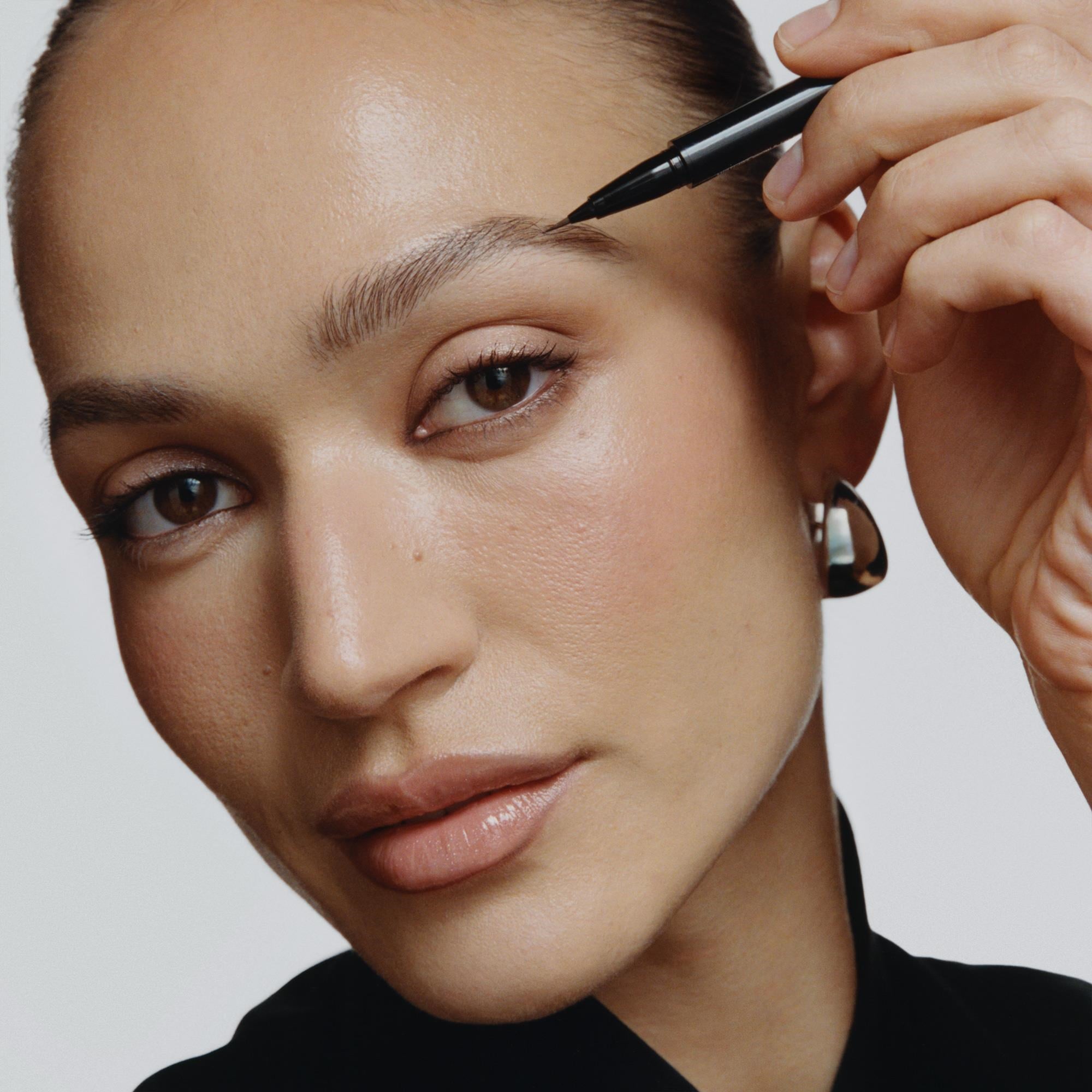 Multi-Use Brow & Eye Pen – Suya Dayanıklı Kaş ve Göz Kalemi