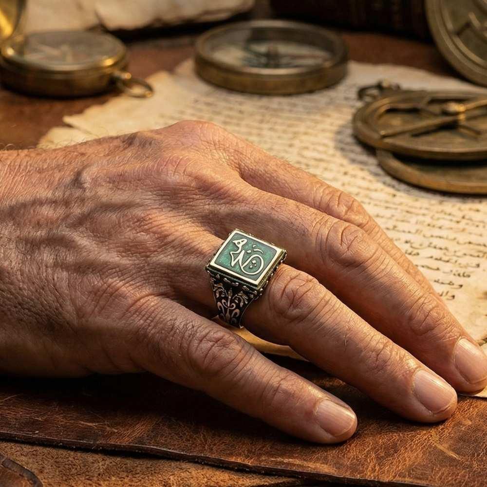 Arapça Hiç Yazılı Mineli Kare Gümüş YüzükHiç Yazılı Yüzük