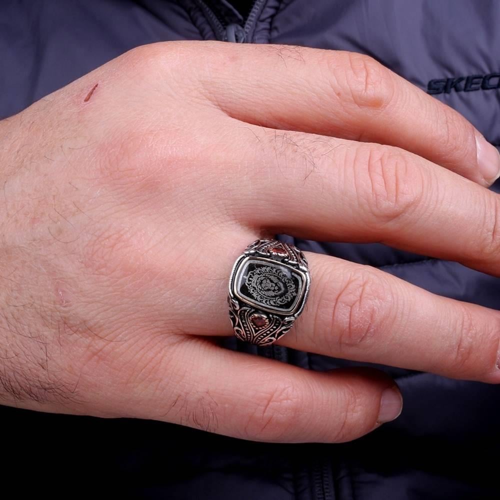 Aslan Kral Motifli Kırmızı Zirkon Taşlı Gümüş YüzükAslan Yüzük