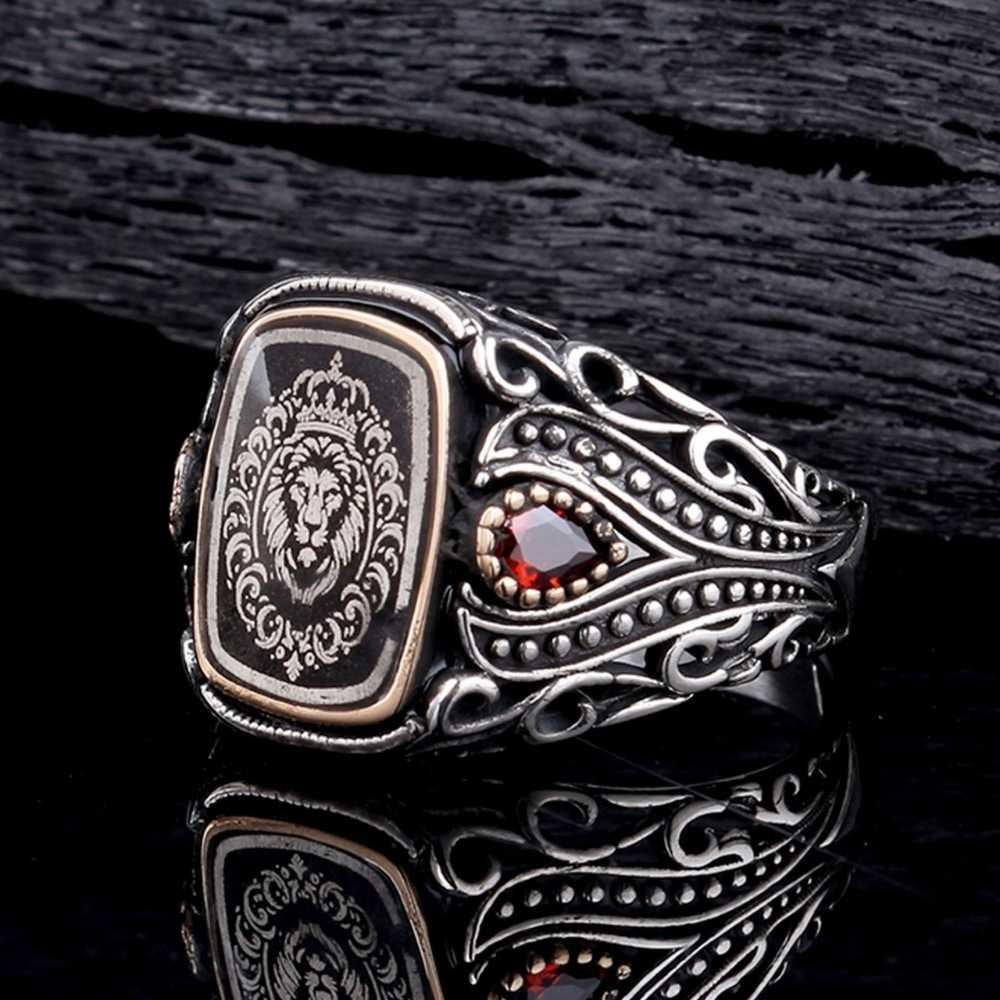 Aslan Kral Motifli Kırmızı Zirkon Taşlı Gümüş YüzükAslan Yüzük