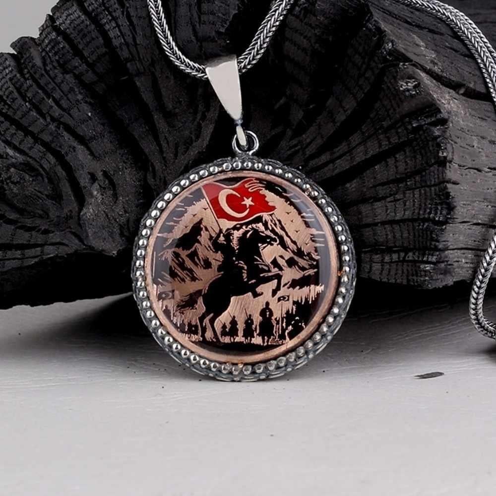 At Sırtında Türk Savaşçısı Gümüş KolyeTürk Kolye