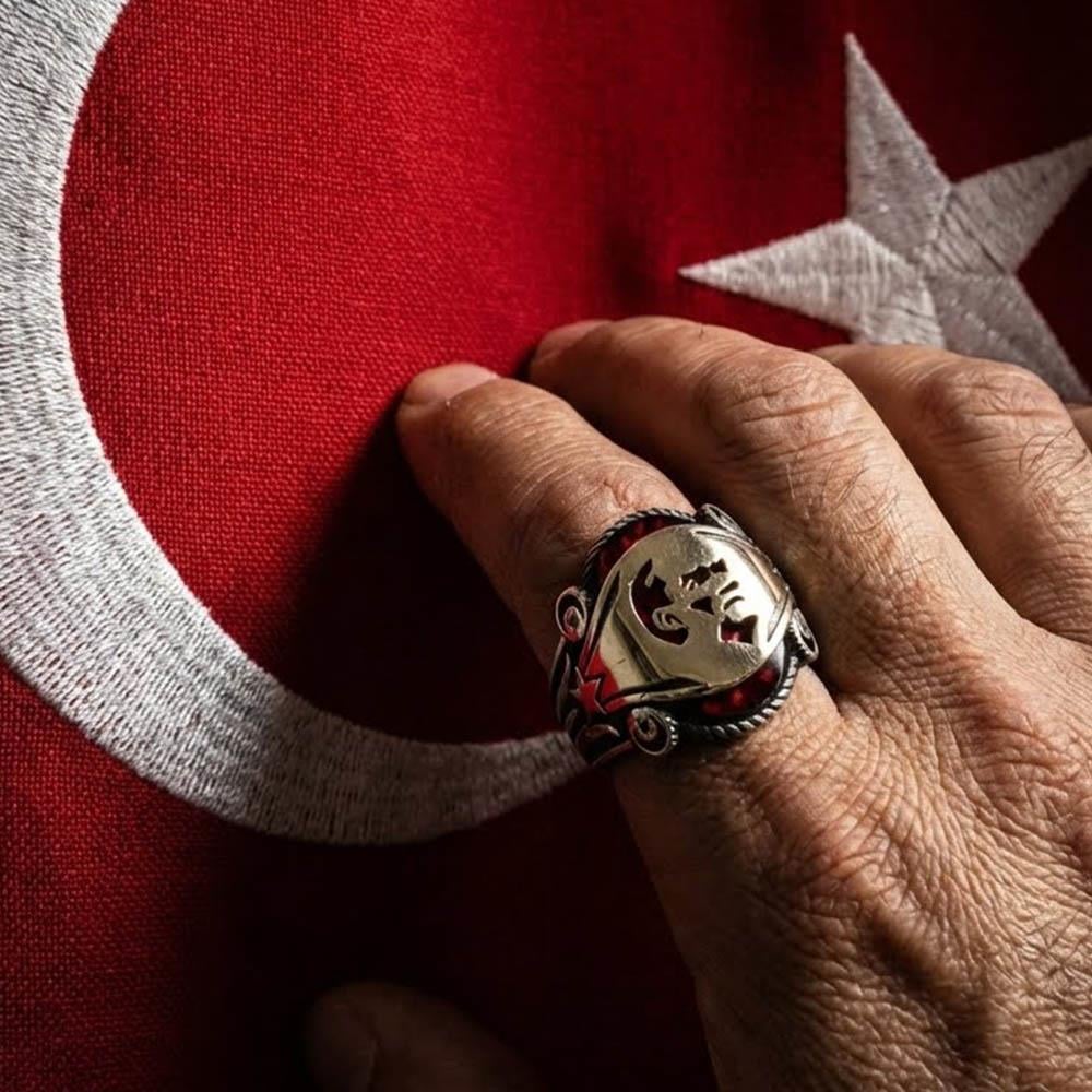 Atatürk Silüetli Kırmızı Zirkon Taşlı Gümüş Erkek YüzükAtatürk Yüzükleri