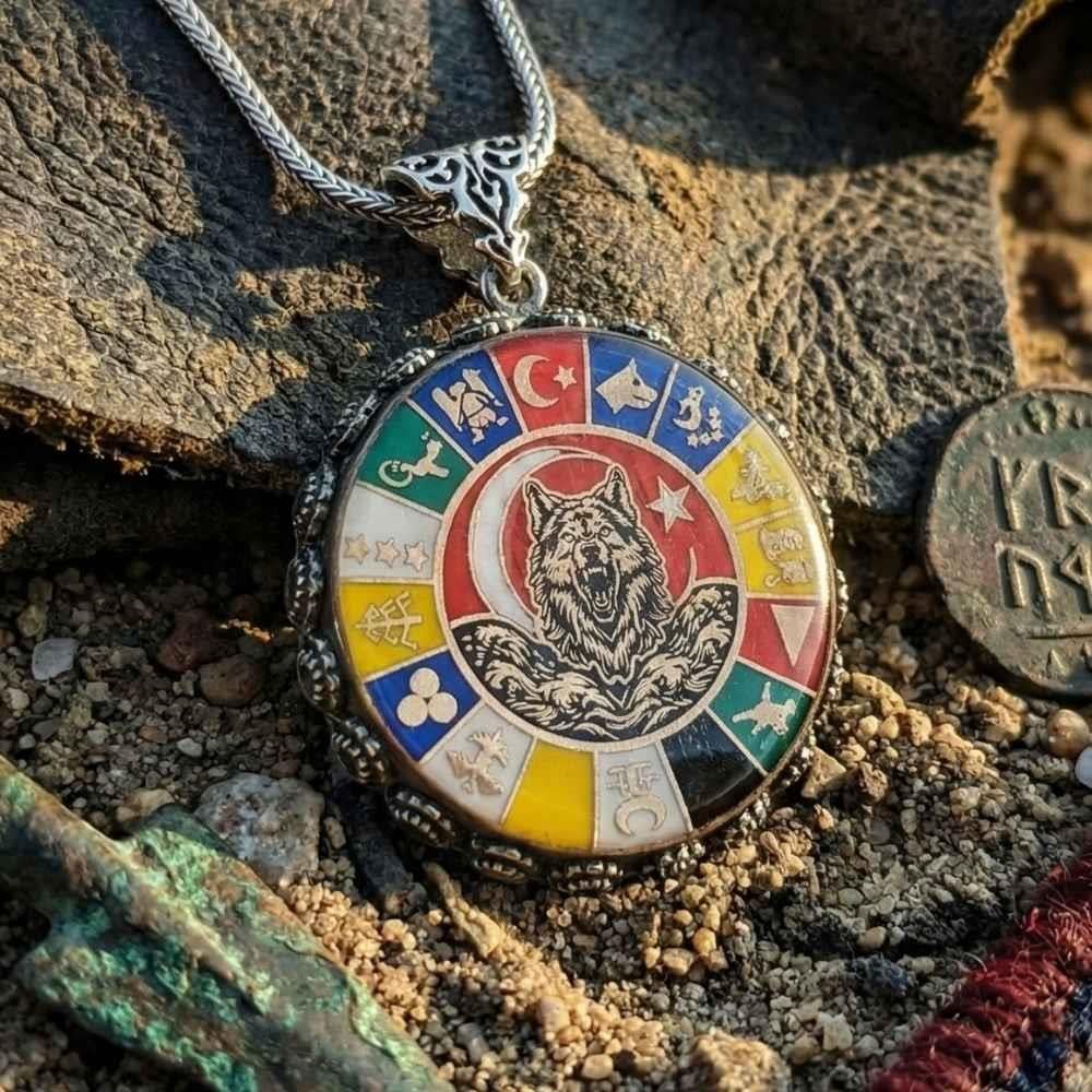 Bozkurt 16 Türk Devleti İşlemeli Gümüş Kolye16 Türk Devleti Kolye