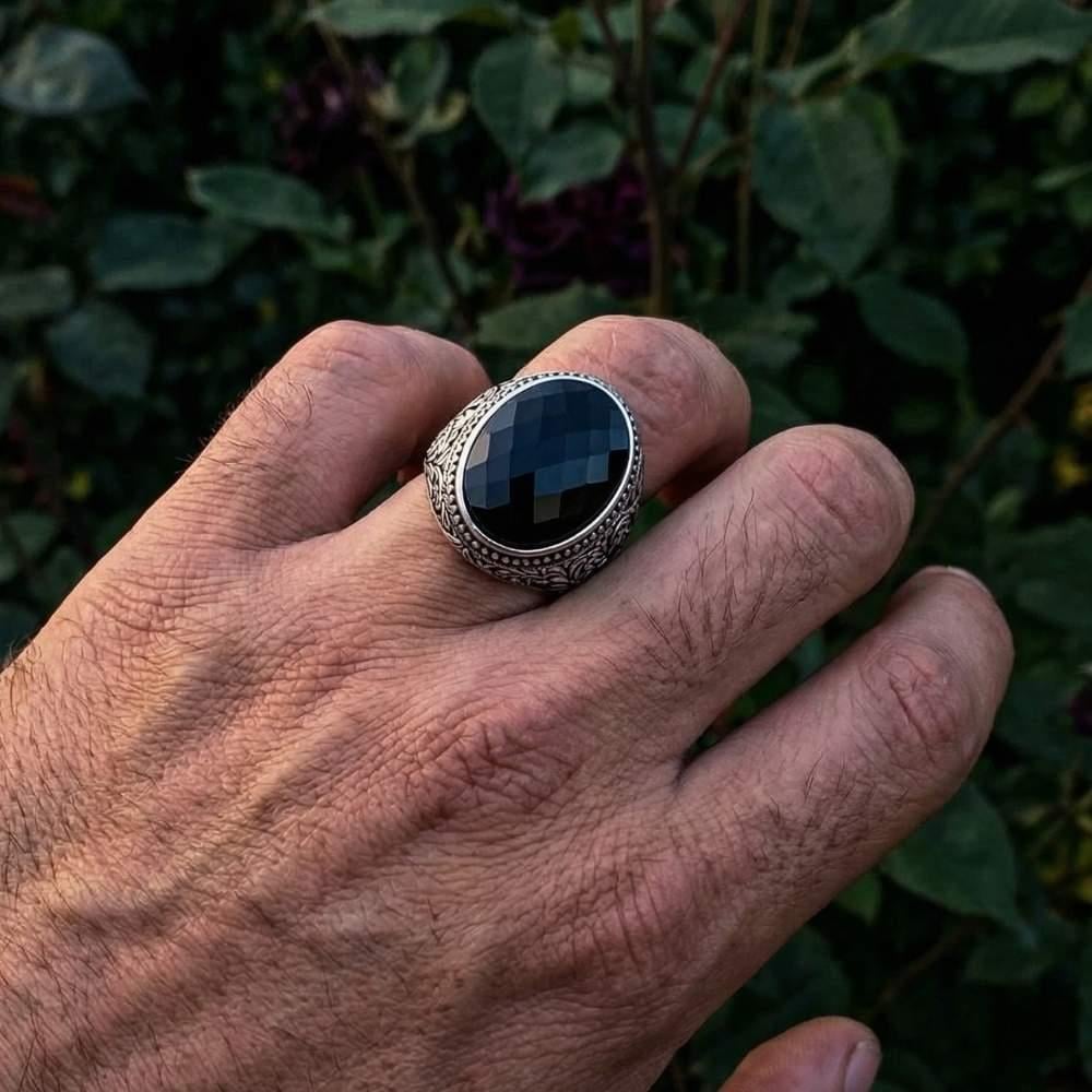 Çiçek Desenli Siyah Zirkon Taşlı Gümüş YüzükZirkon Taşlı Yüzükler