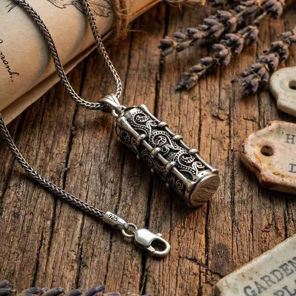Çiçek Motifli Silindir Gümüş Cevşen KolyeMuskalık ve Cevşen Kolye