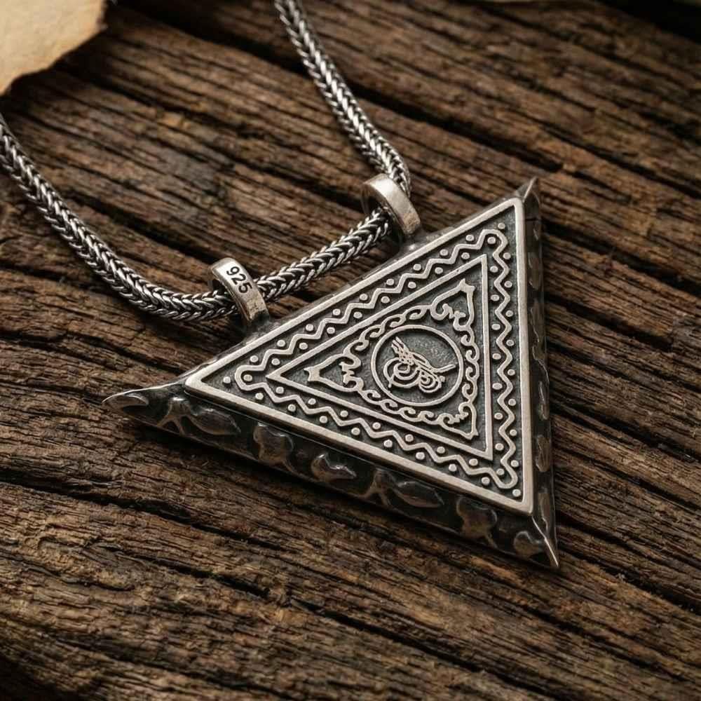Eskitme Tuğra Motifli Muskalık KolyeMuskalık ve Cevşen Kolye