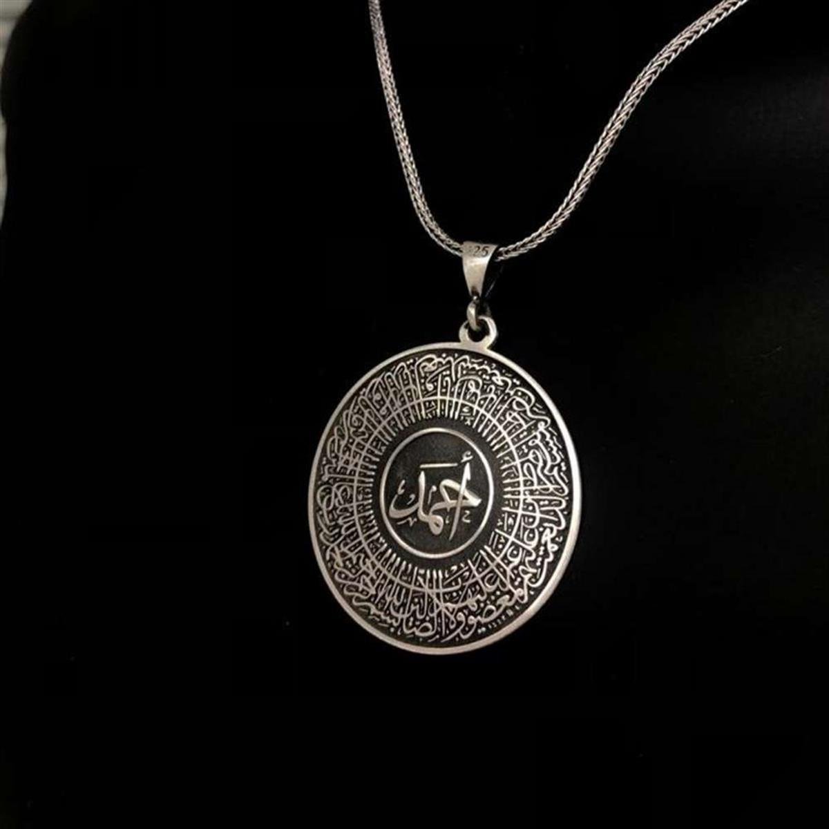 Fatiha İşlemeli Arapça İsim Yazılı Gümüş Kolye