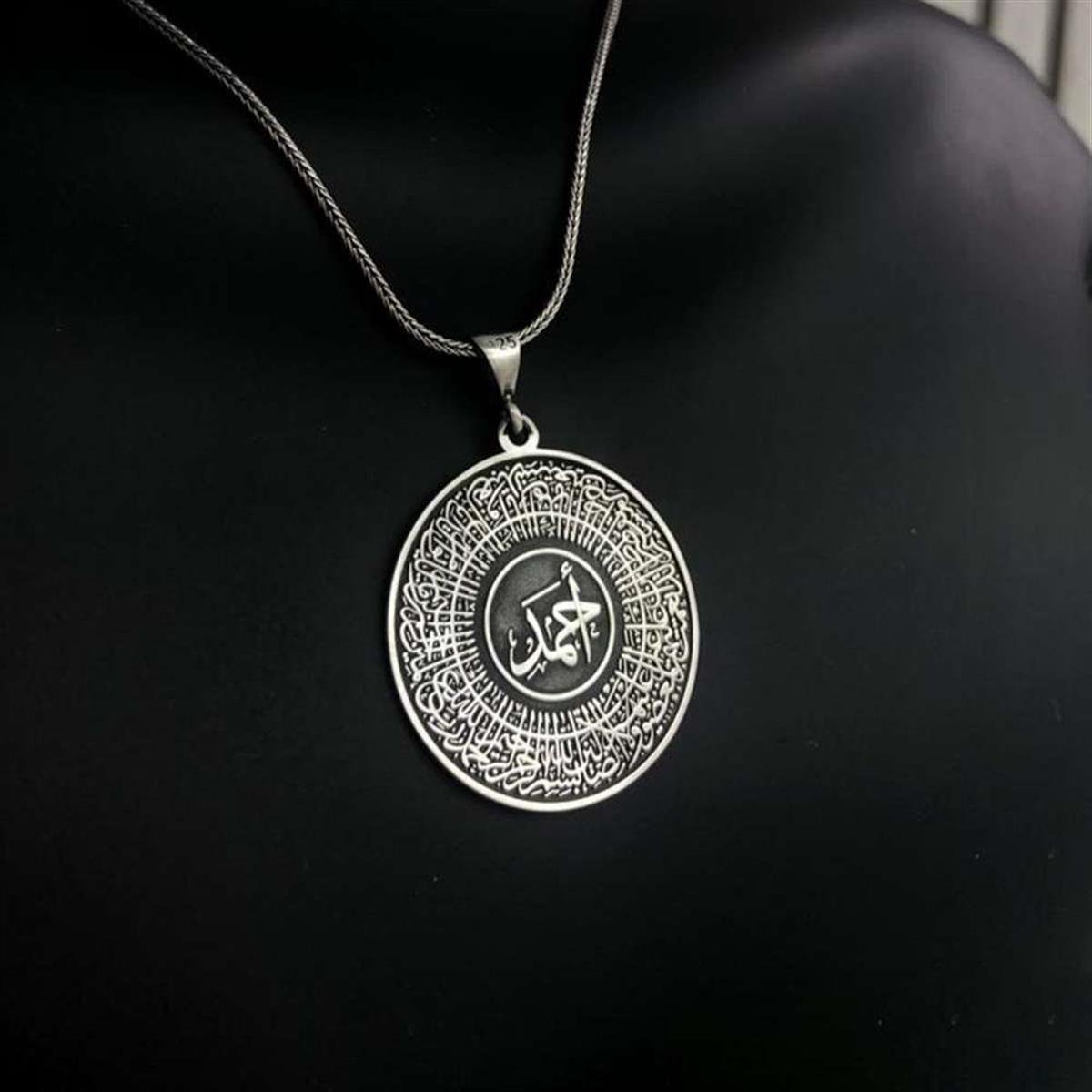 Fatiha İşlemeli Arapça İsim Yazılı Gümüş Kolye