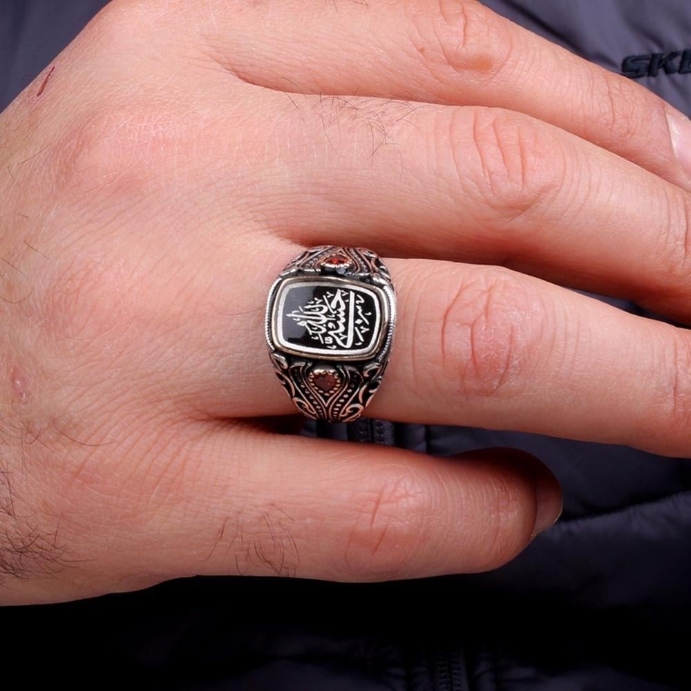 Hasbiyallah Yazılı Kırmızı Zirkon Taşlı Gümüş YüzükHasbiyallah Yüzük