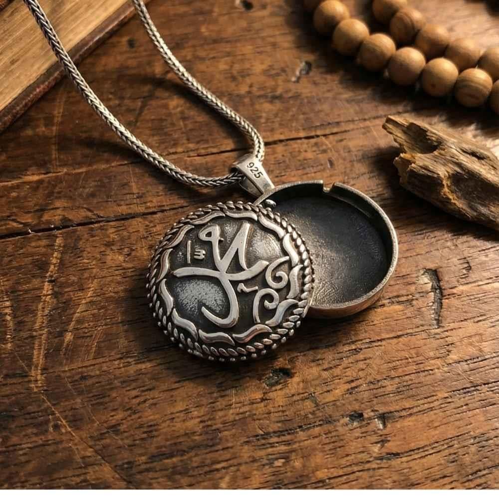 Hz Muhammed (s.a.v.) Lafzı İşlemeli Muska Kabı Cevşen Gümüş KolyeAmulet and Cevsen Necklace