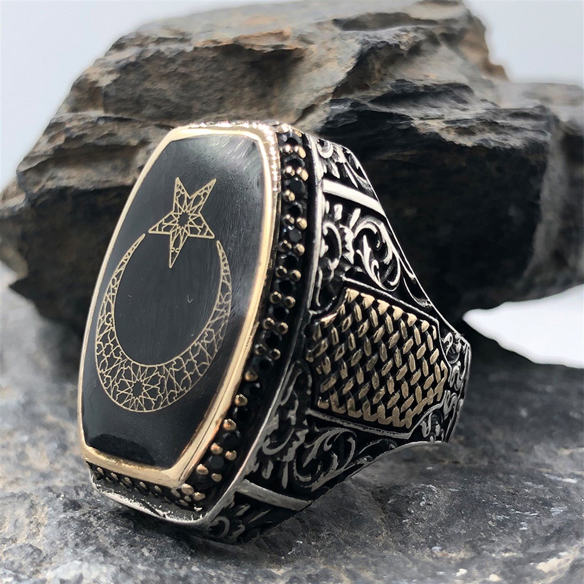 İşlemeli Siyah Mineli Kişiye Özel Gümüş Yüzük