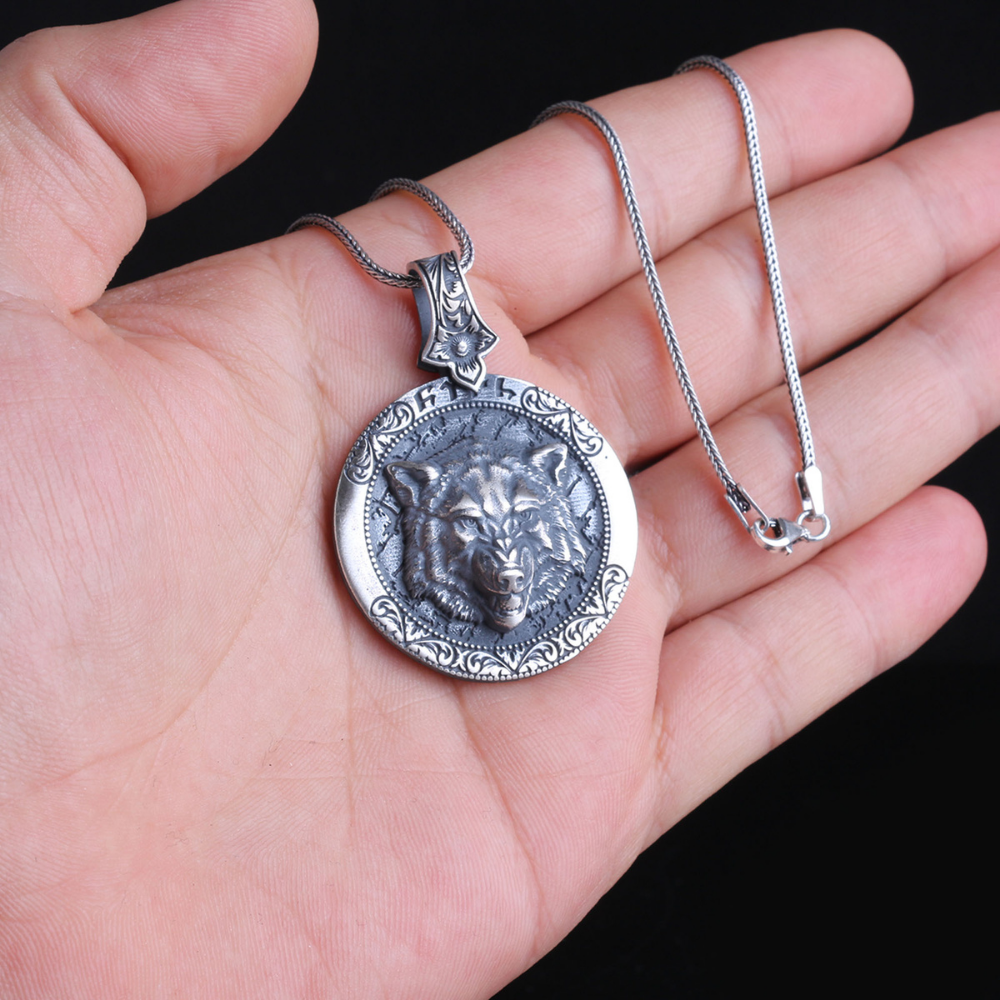 Kabartmalı Kurt Türk Yazılı Gümüş Kolye