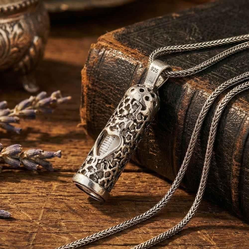 Kalp Desenli Silindir Gümüş Cevşen KolyeMuskalık ve Cevşen Kolye