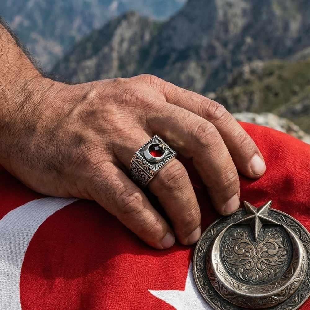 Kare Kesim Ay Yıldız Desenli Zirkon Taşlı Gümüş Erkek YüzükAy Yıldız Yüzükler