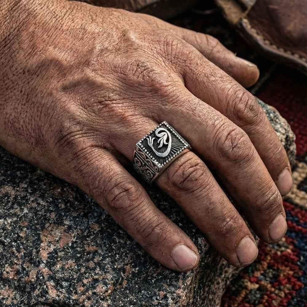 Kare Kesim Vav Harfi Desenli Gümüş Erkek YüzükElif Vav Yüzük