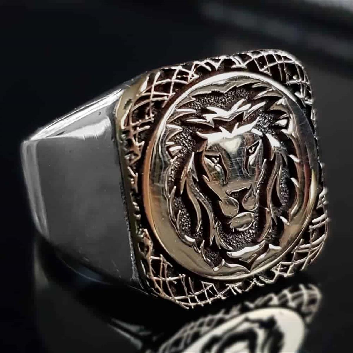 Kare Plaka Üzeri Aslan İşlemesi Gümüş Yüzük