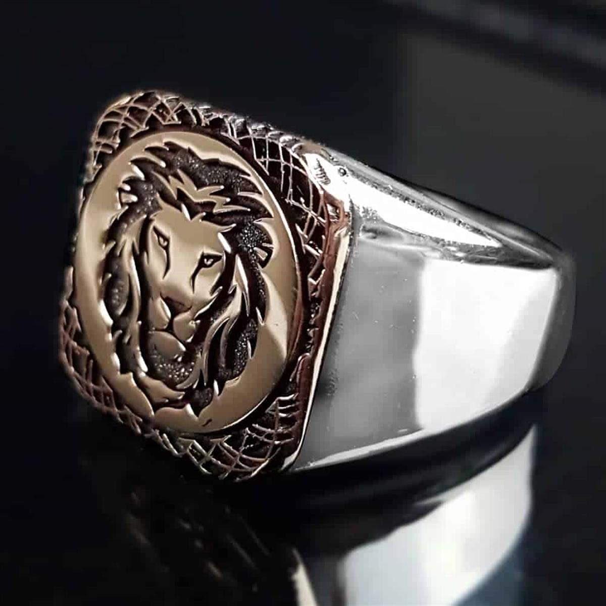 Kare Plaka Üzeri Aslan İşlemesi Gümüş Yüzük