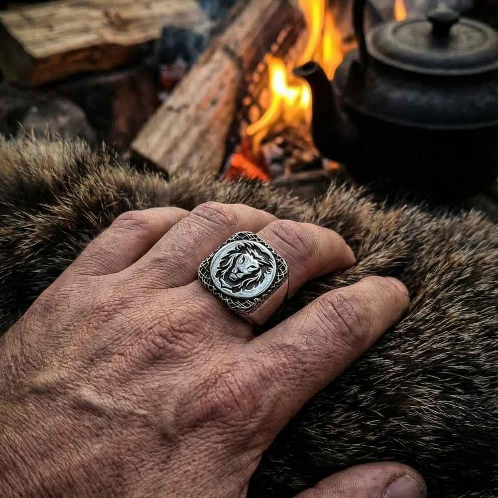 Kare Plaka Üzeri Aslan İşlemesi Gümüş YüzükTaşsız Yüzükler