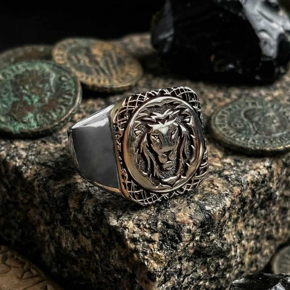 Kare Plaka Üzeri Aslan İşlemesi Gümüş YüzükTaşsız Yüzükler