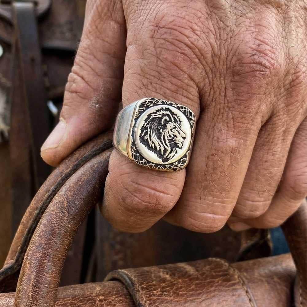 Kare Plaka Üzerine Aslan Figürü İşlemeli Gümüş YüzükHayvan Figürlü Yüzükler