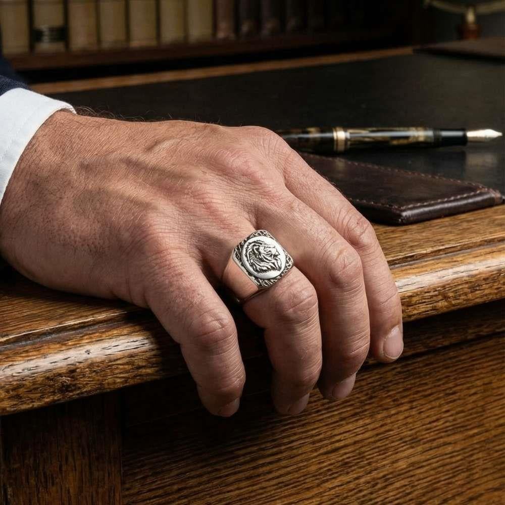 Kare Plaka Üzerine Aslan Figürü İşlemeli Gümüş YüzükHayvan Figürlü Yüzükler