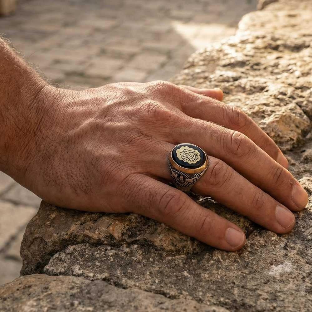 Kehribar Taşlı La Galibe İllallah Yazılı Gümüş Erkek YüzükLa Galibe İllallah Yüzük