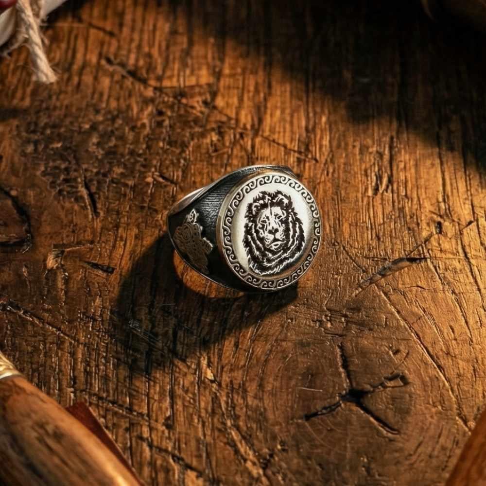 Kenar İşlemeli Aslan Figürlü Gümüş YüzükTaşsız Yüzükler