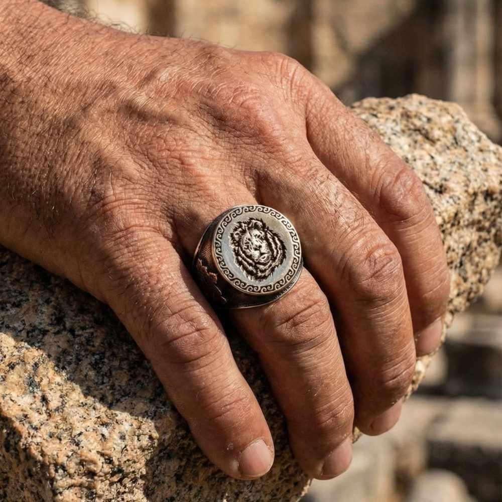 Kenar İşlemeli Aslan Figürlü Gümüş YüzükTaşsız Yüzükler