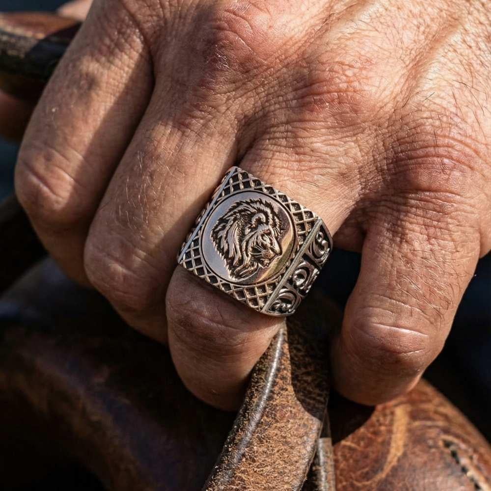 Edge Motif Embroidered Lion Head Sterling Silver RingAnimal Shaped Ring
