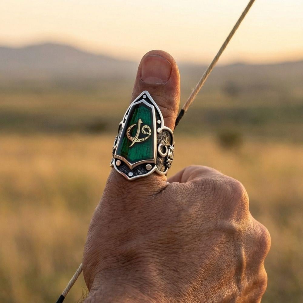 Kenarları Arma ve Tuğra Motifli Yeşil Mineli Gümüş YüzükBaşparmak & Zihgir Yüzükleri