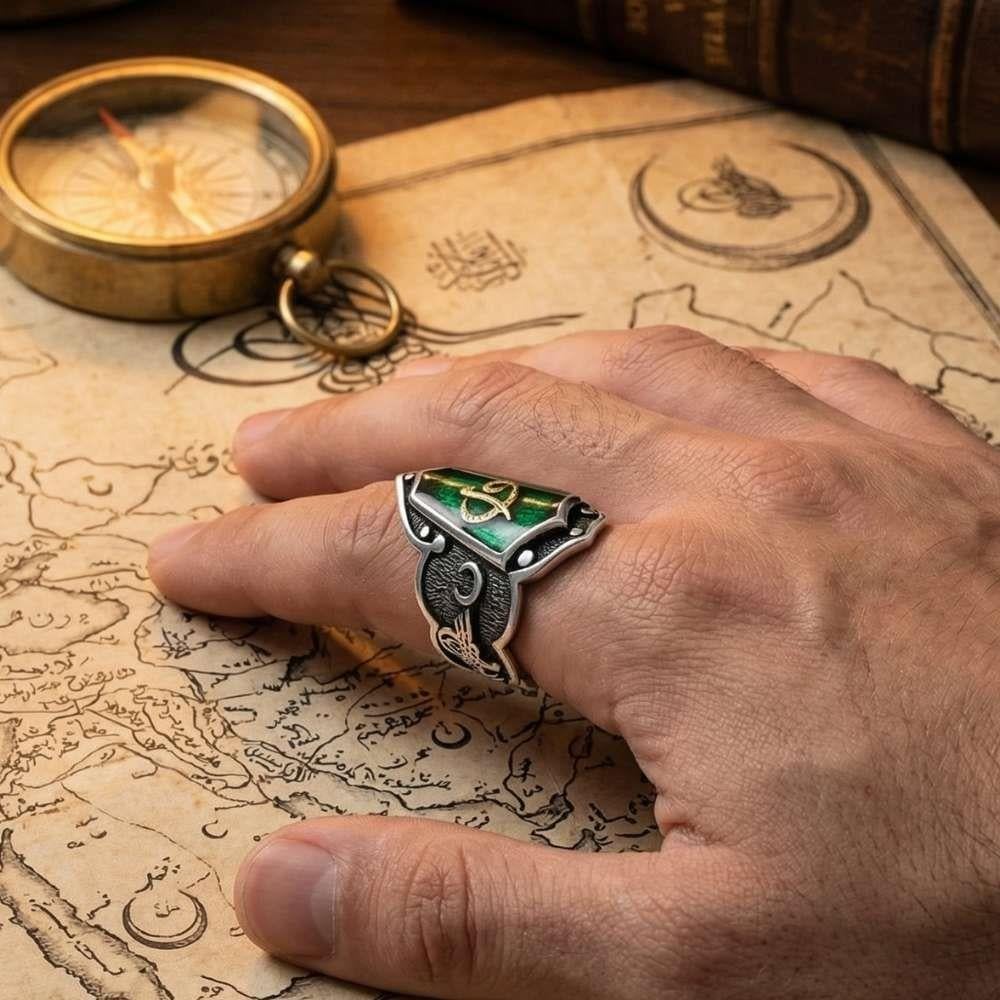 Kenarları Arma ve Tuğra Motifli Yeşil Mineli Gümüş YüzükBaşparmak & Zihgir Yüzükleri