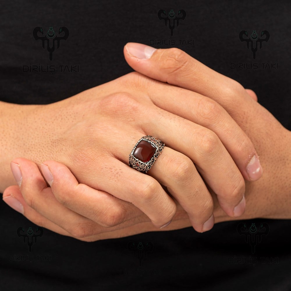 Kırmızı Akik Taşlı Yanları Zirkon Taş Detaylı Gümüş Erkek Yüzük