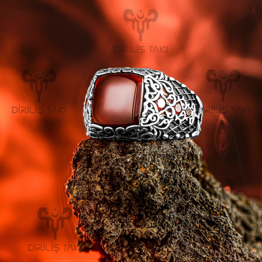 Kırmızı Akik Taşlı Yanları Zirkon Taş Detaylı Gümüş Erkek Yüzük