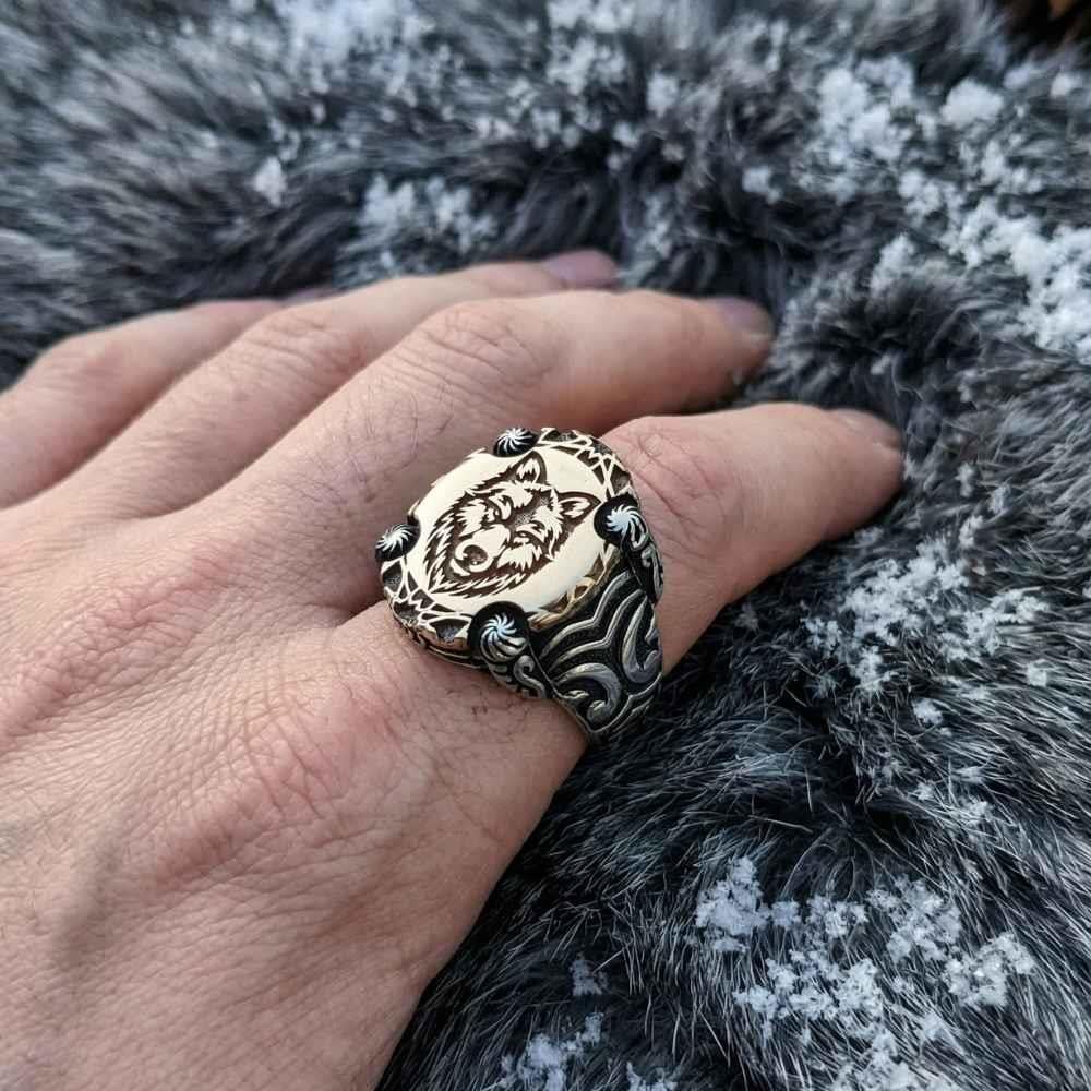 Kurt Kafası İşlemeli Kenar Motifli Gümüş YüzükKurt Yüzük