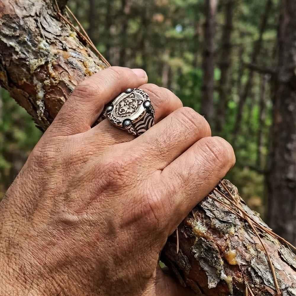 Kurt Kafası İşlemeli Kenar Motifli Gümüş YüzükKurt Yüzük