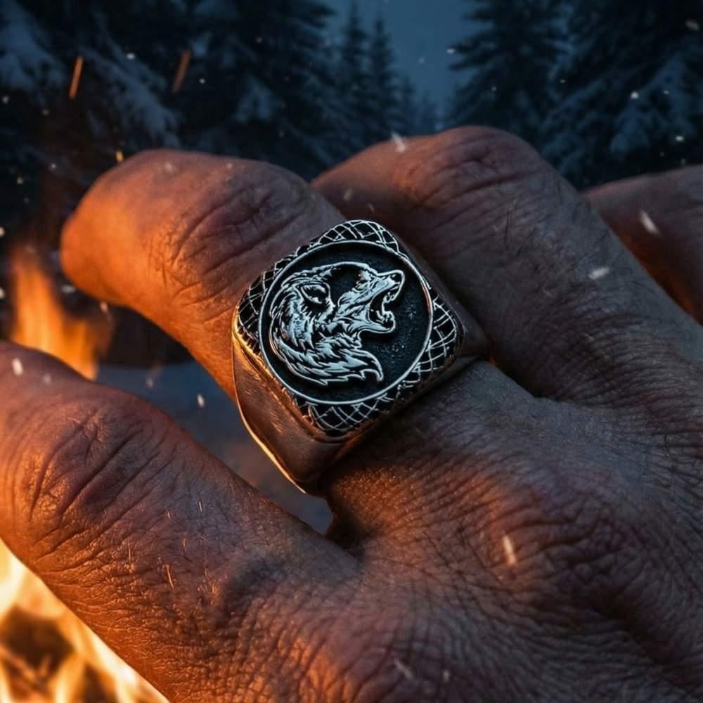 Kurt Motifi İşlemeli Kenarları Düz Gümüş Erkek YüzükTaşsız Yüzükler