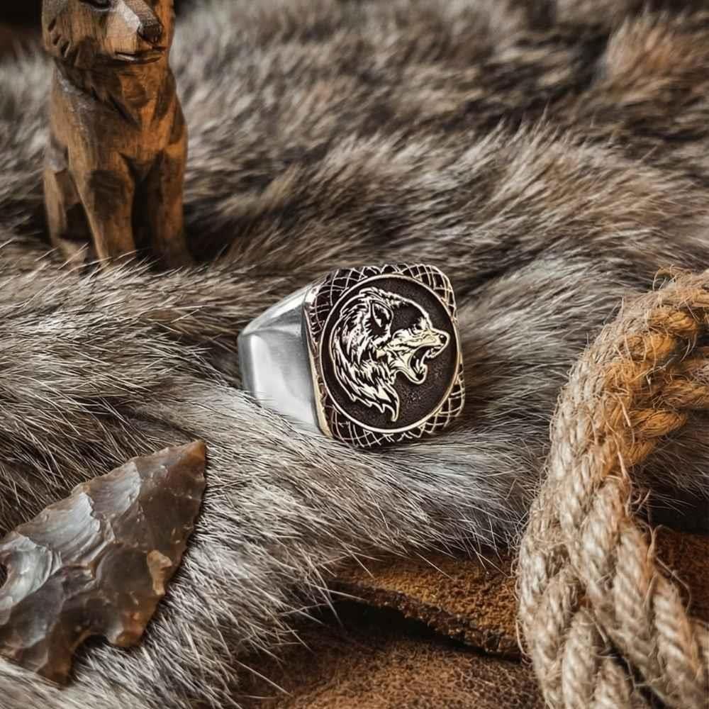 Kurt Motifi İşlemeli Kenarları Düz Gümüş Erkek YüzükTaşsız Yüzükler