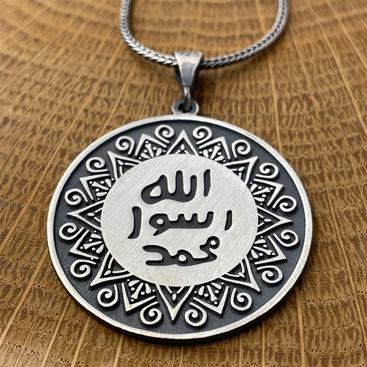Mührü Şerif İşlemeli Gümüş Kolye