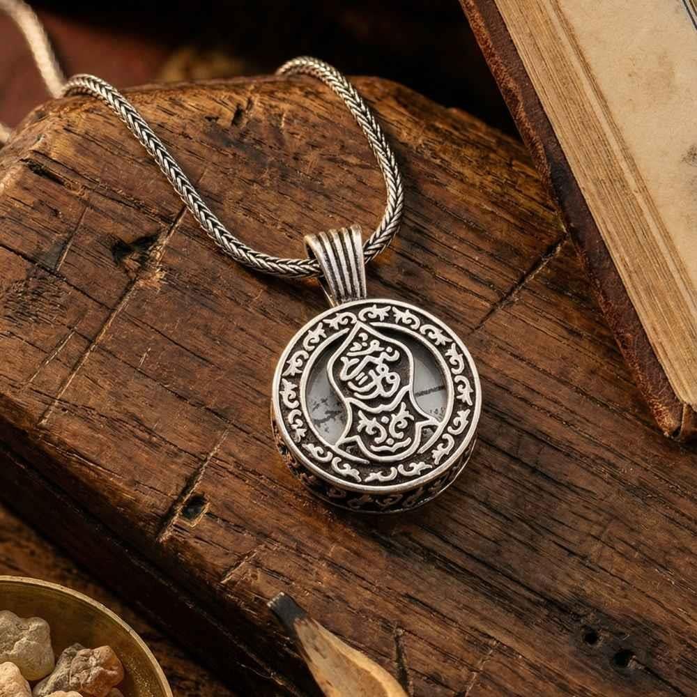 Nali Şerif İşlemeli Cevşen Gümüş KolyeMuskalık ve Cevşen Kolye