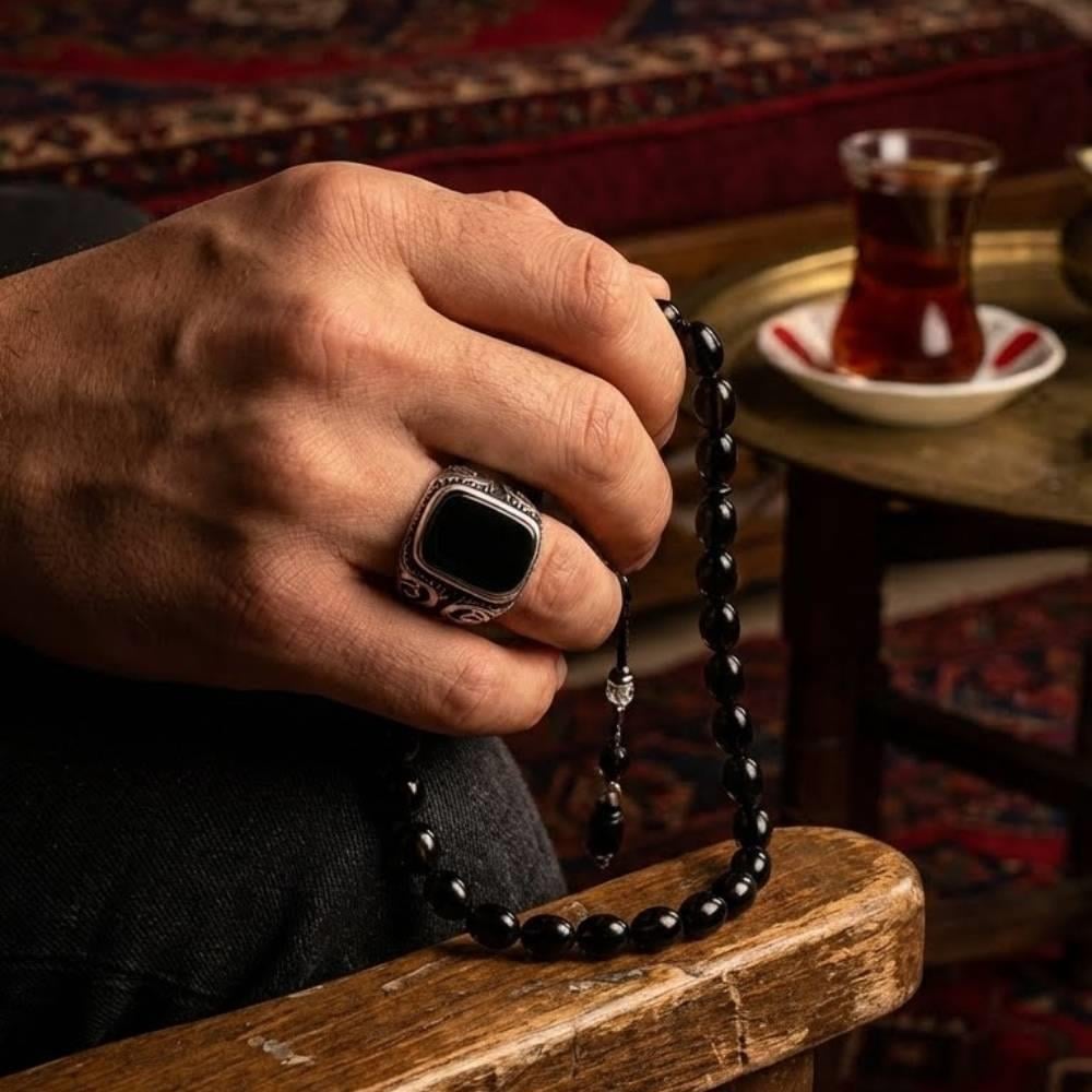 Oniks Taş Kalem İşlemeli Gümüş YüzükOniks Taşlı Yüzükler