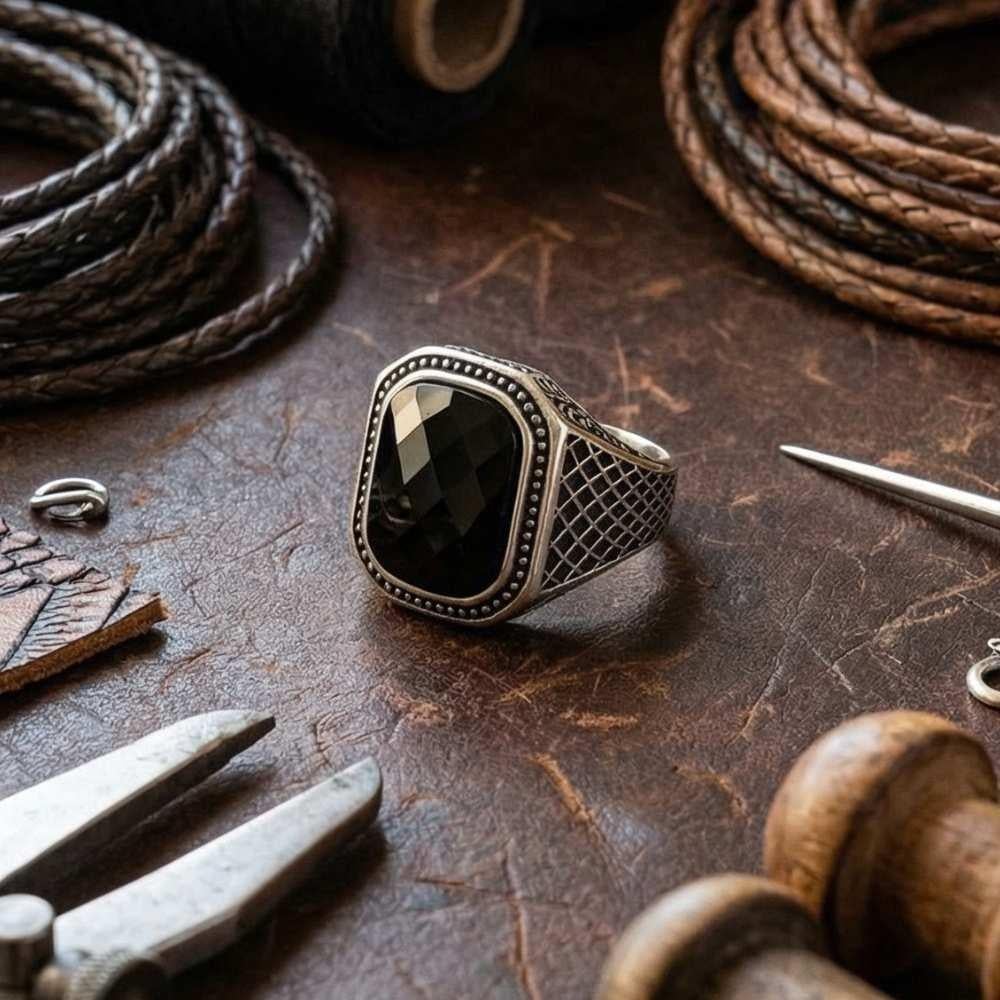 Örgü Desen Kesme Siyah Zirkon Taşlı Gümüş YüzükZirkon Taşlı Yüzükler